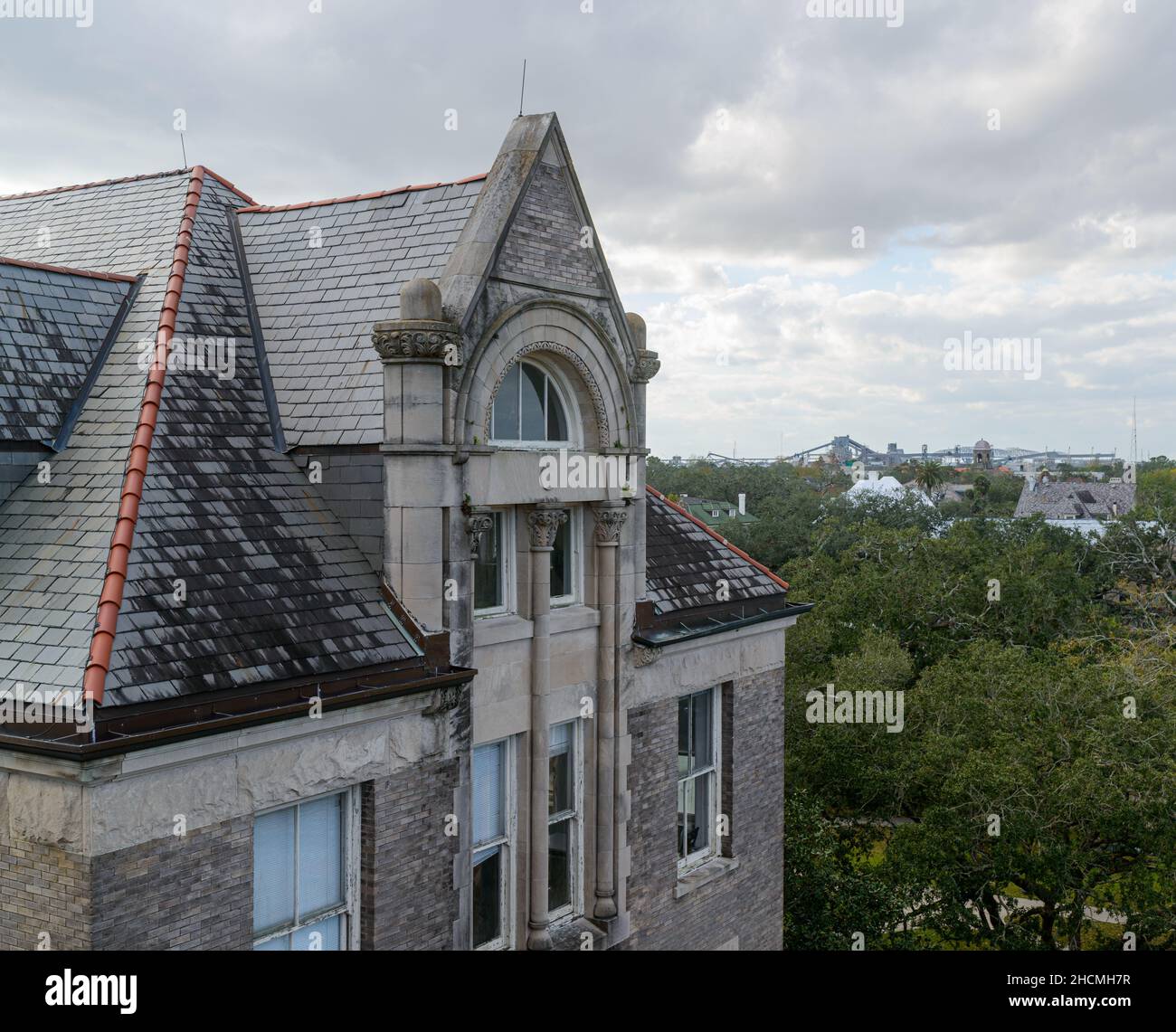 NEW ORLEANS, LA, USA - 27 DICEMBRE 2021: Vista aerea del retro della Richardson Memorial Hall presso l'Università di Tulane che mostra dettagli architettonici romanici Foto Stock