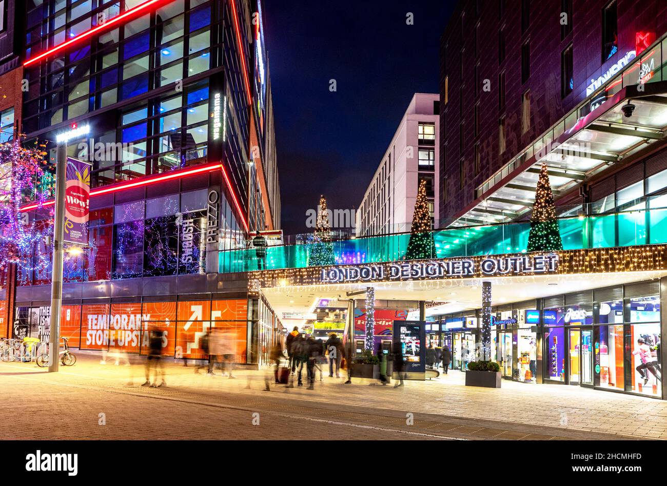 Il London Design Outlet di notte durante il Winterfest al Wembley Park London UK Foto Stock