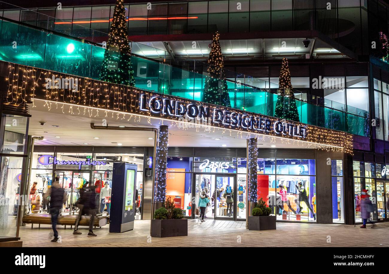 Il London Design Outlet di notte durante il Winterfest al Wembley Park London UK Foto Stock