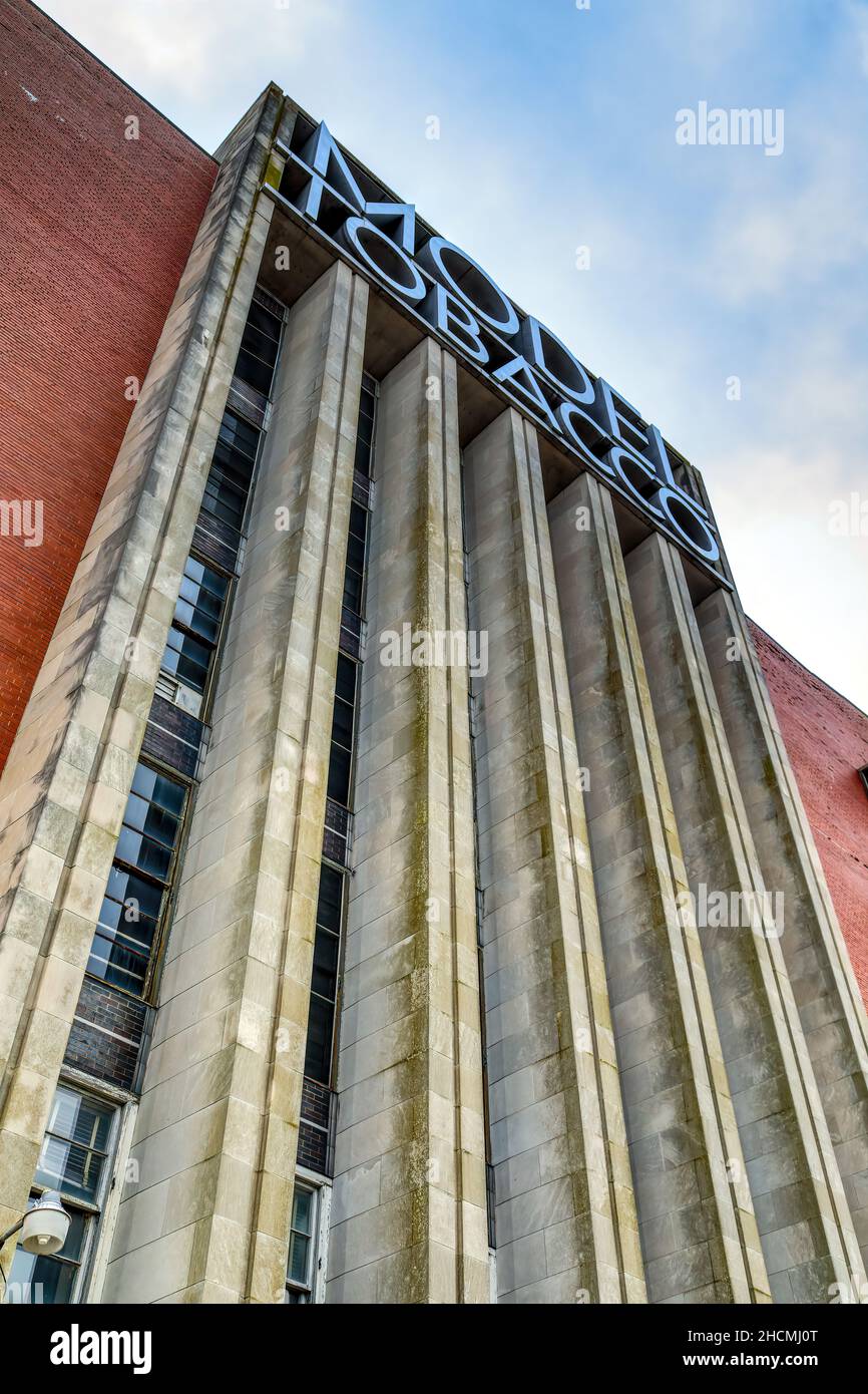 Il Model Tobacco Building, una fabbrica Art Deco costruita nel 1940, è stato convertito in appartamenti. Foto Stock