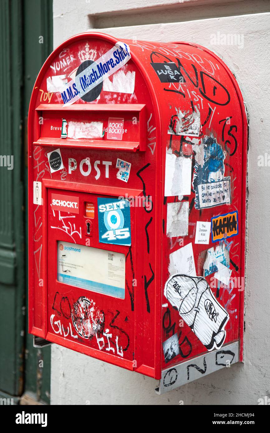 Adesivo ed etichetta coperti rosso Post Danmark lettera box a Copenhagen, Danimarca Foto Stock