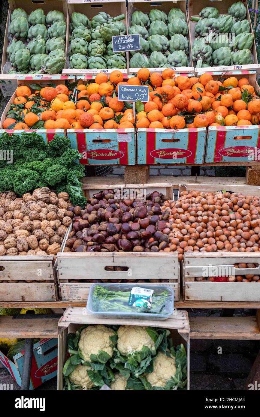 Frutta, verdura e frutta a guscio in vendita nella piazza Torvehallerne di Copenaghen, Danimarca Foto Stock