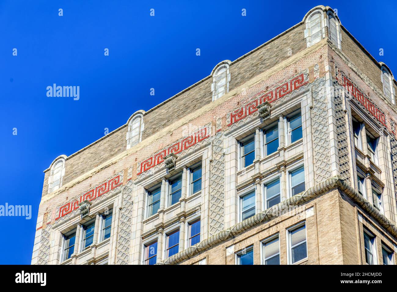 530 East Main Street, noto anche come Eskimo Pie Building, con la corona purtroppo sfigurata. Foto Stock
