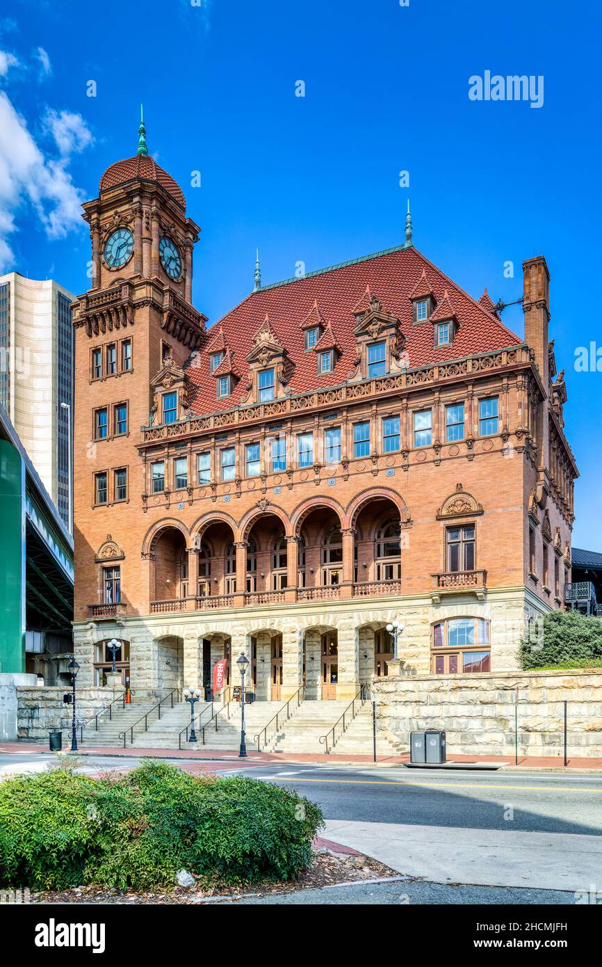 Main Street Station, punto di riferimento 1901 stazione ferroviaria e capannone ferroviario, è stato restaurato dopo alluvione e incendi. Foto Stock