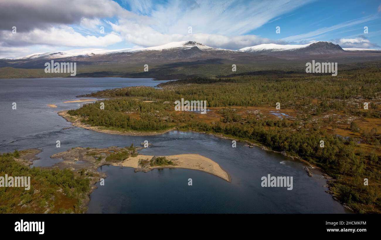 Fiume possente e montagne innevate. Paesaggio autunnale scandinavo. Sentiero di Kungsleden, Svezia Foto Stock