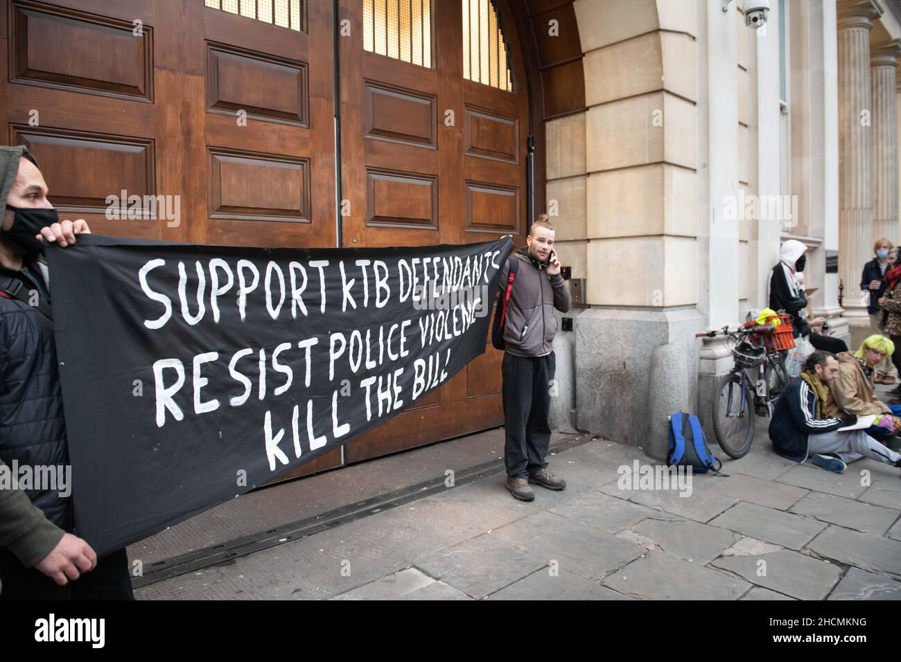 Bristol Crown Court, Bristol, Regno Unito. 17th dicembre 2021. Nella foto: I sostenitori di Ryan Roberts si radunano fuori dalla corte della Corona di Bristol. /Un uomo è stato condannato a. Foto Stock