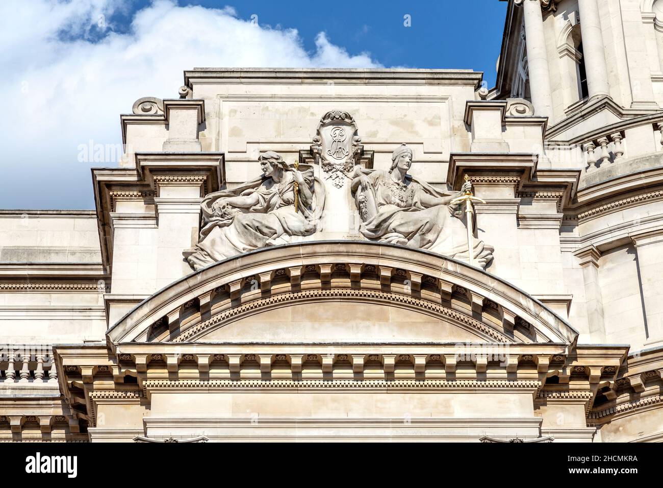Dettaglio di sculture allegoriche di Alfred Drury che rappresentano orrore e dignità di guerra sulla facciata del vecchio edificio degli uffici della Guerra, Whitehall, Londo Foto Stock