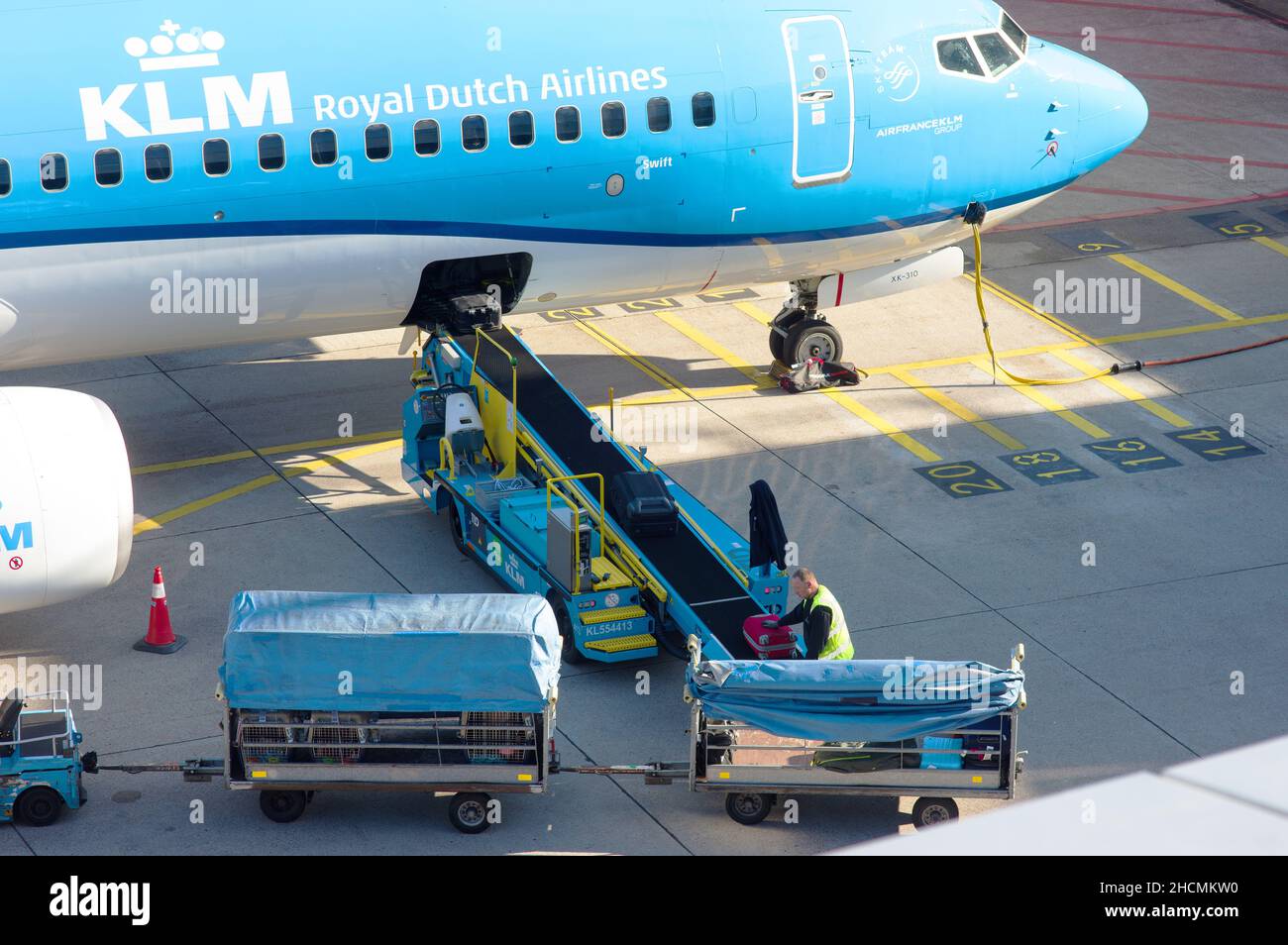 Schiphol, Paesi Bassi - 28 ottobre 2021: Aereo della KLM, Royal Dutch Airlines è parcheggiato per caricare i bagagli dei passeggeri Foto Stock