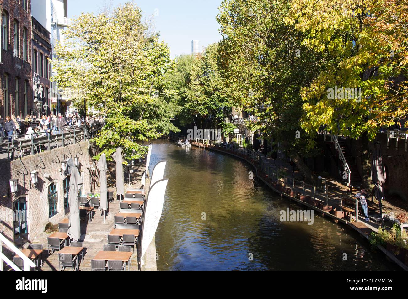 Utrecht, Paesi Bassi - 24 ottobre 2021: Canal nel centro di Utrecht con negozi di gente Foto Stock