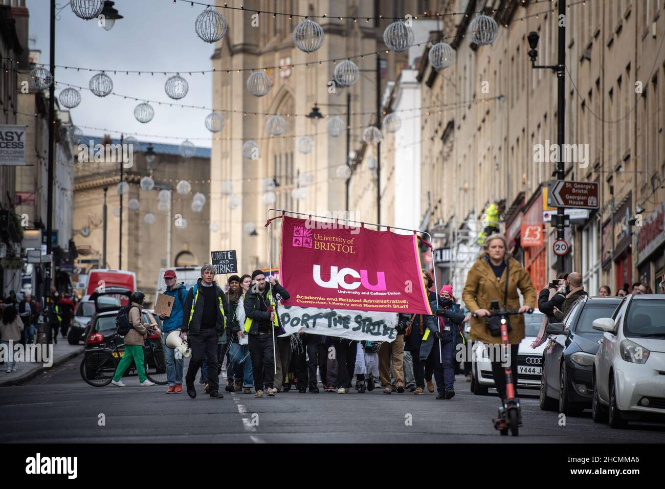 Park Street, Bristol, Regno Unito. 1st dicembre 2021. Nella foto: Gli striker e i simpatizzanti si abbelliscono a Park Street con la costruzione del monumento ai Wills della Bristol University Foto Stock