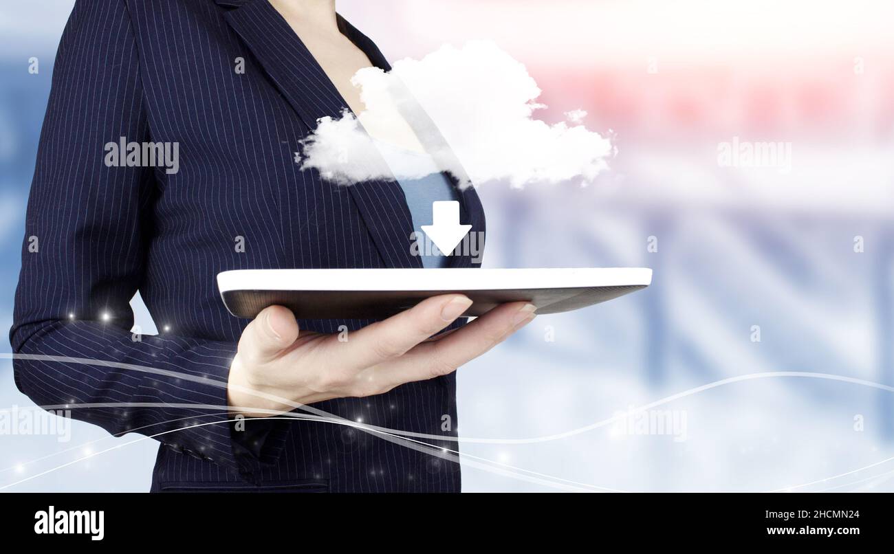 Informazioni sui dati di aggiornamento dell'installazione dell'aggiornamento software. Tenere una mano bianca tablet con ologramma digitale cloud, scaricare, data sign on chiaro sfocato indietro. Aggiorna Foto Stock