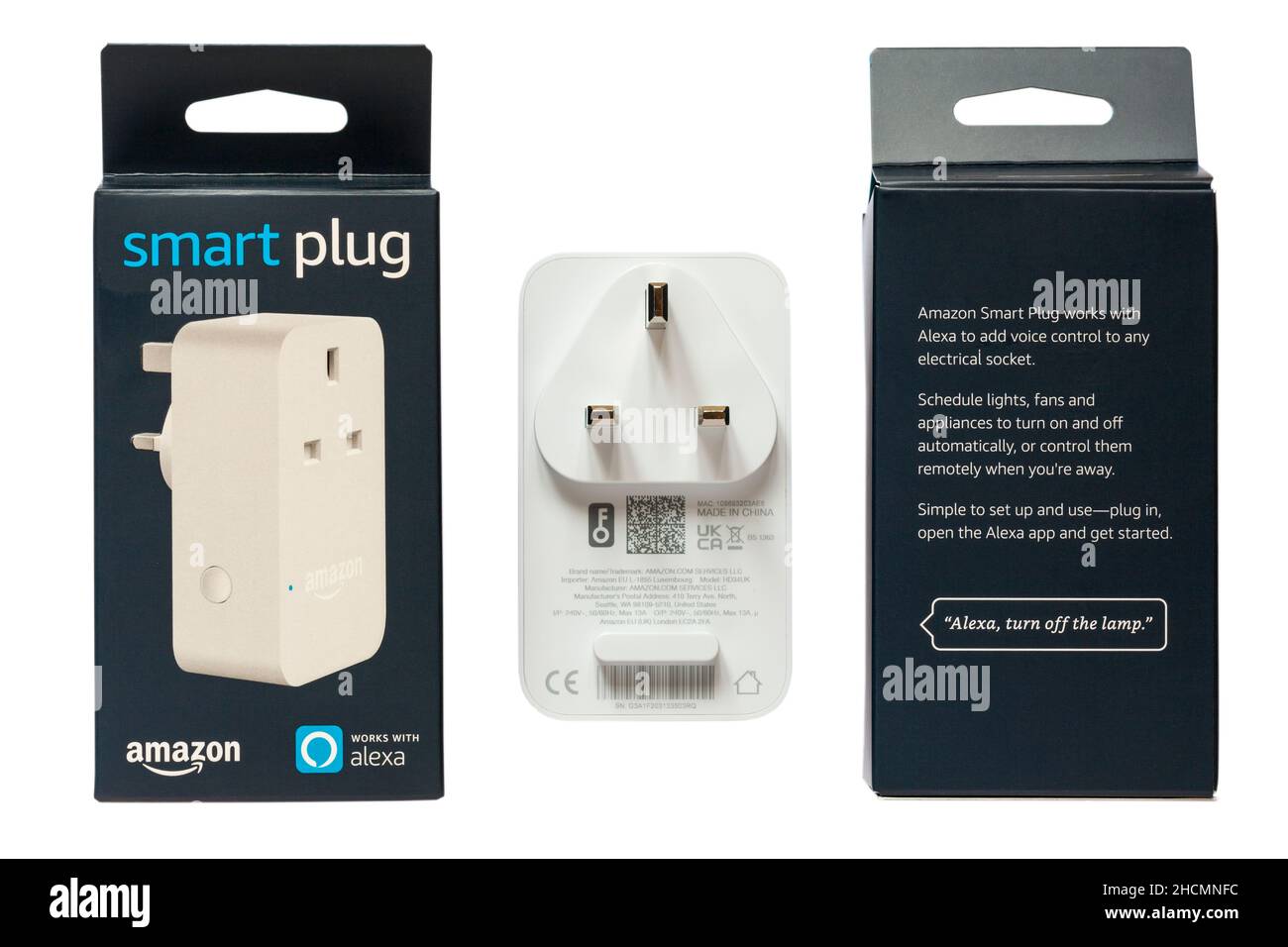 Smart Plug Smartplug funziona con Alexa Amazon rimosso dalla scatola isolato su sfondo bianco Foto Stock