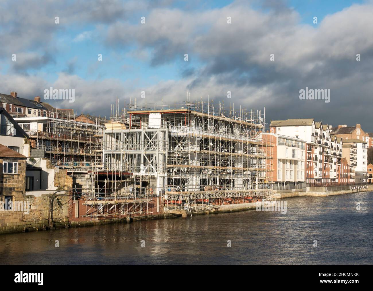 Nuovi appartamenti residenziali lungo il fiume in costruzione a North Shields, Inghilterra nord-orientale, Regno Unito Foto Stock