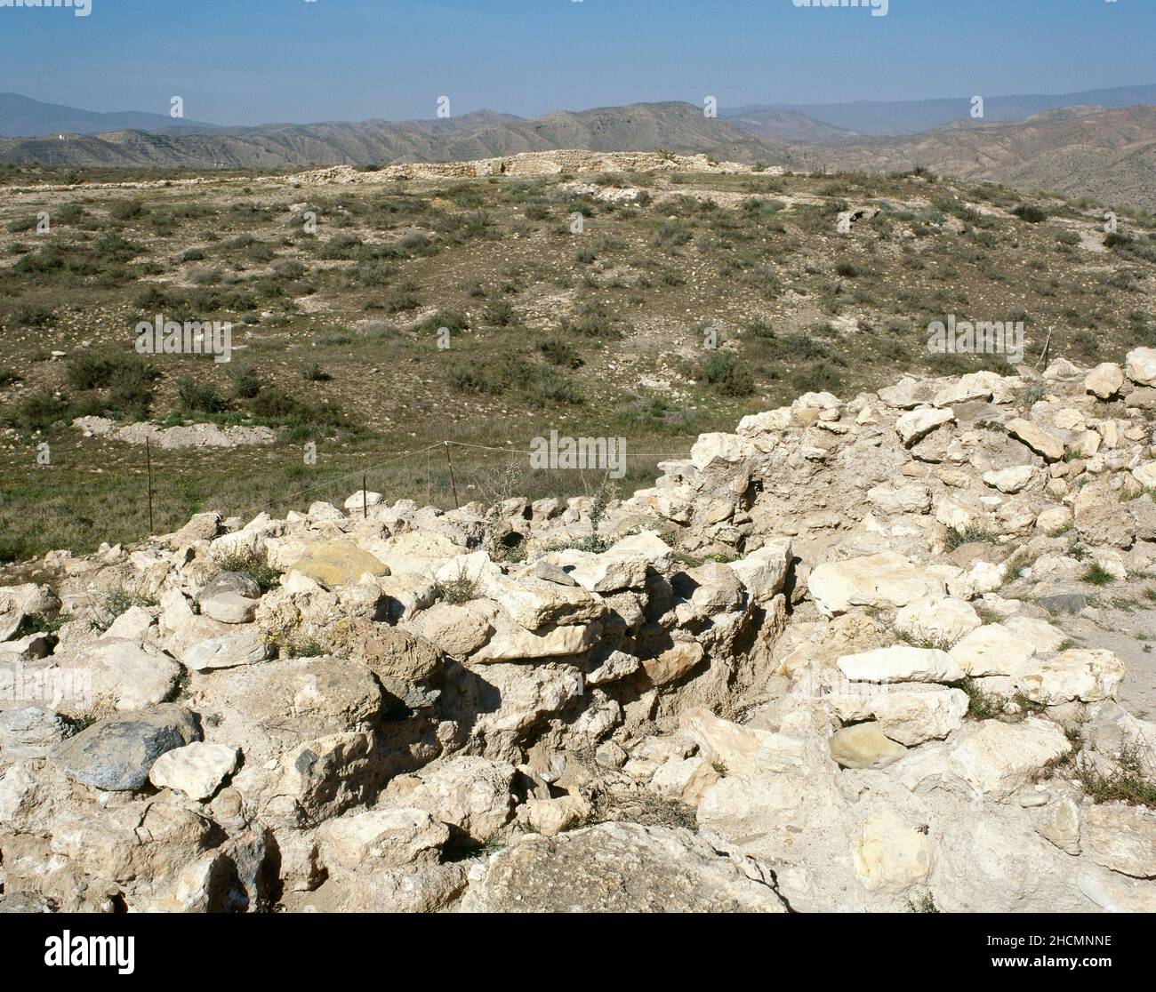 Preistoria. Età del rame. Los Millares. Occupava l'Andalusia orientale e la regione spagnola del Levante (dal 3200 a.C. al 2200 a.C.). Si compone di una necropoli con più di cento tombe e di un insediamento con un muro. Rovine del sito archeologico. Santa Fe de Mondújar, provincia di Almería, Andalusia, Spagna. Foto Stock