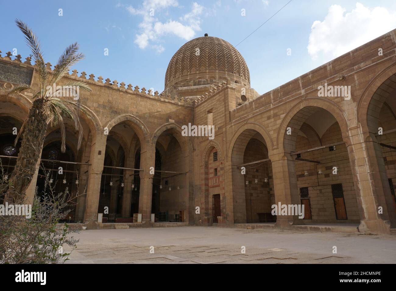 Cortile del Sultano al-Ashraf Qaytbay Moschea e Mausoleo Foto Stock