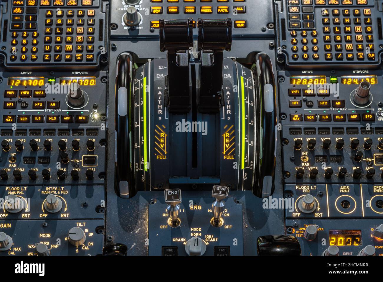 Motori di leve di spinta all'interno di un grande aereo jet cockpit. Foto Stock