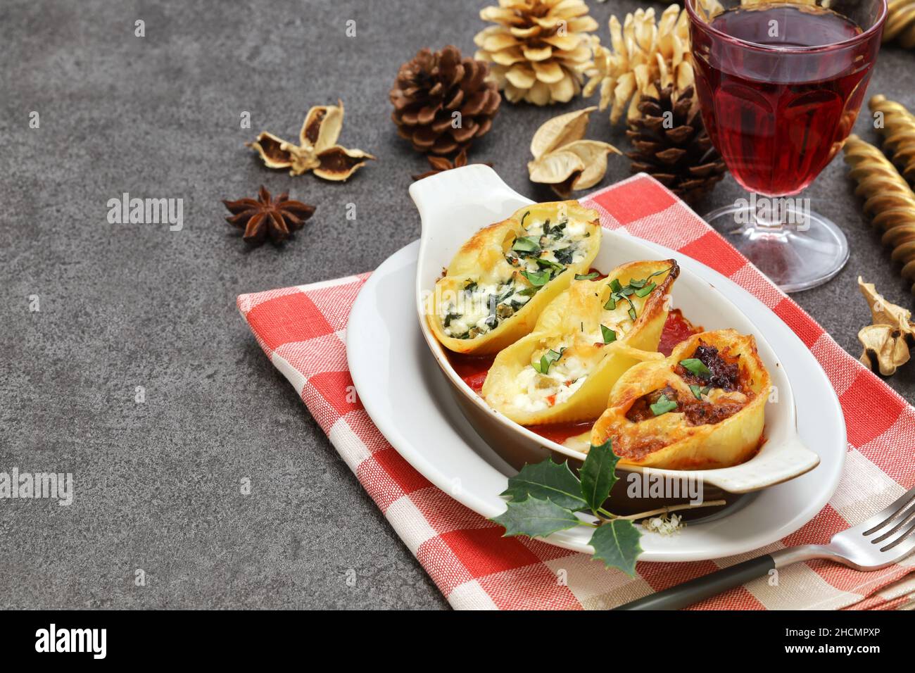 Conchiglioni ripieni di ragu, ricotta e spinaci. Cucina italiana Foto Stock