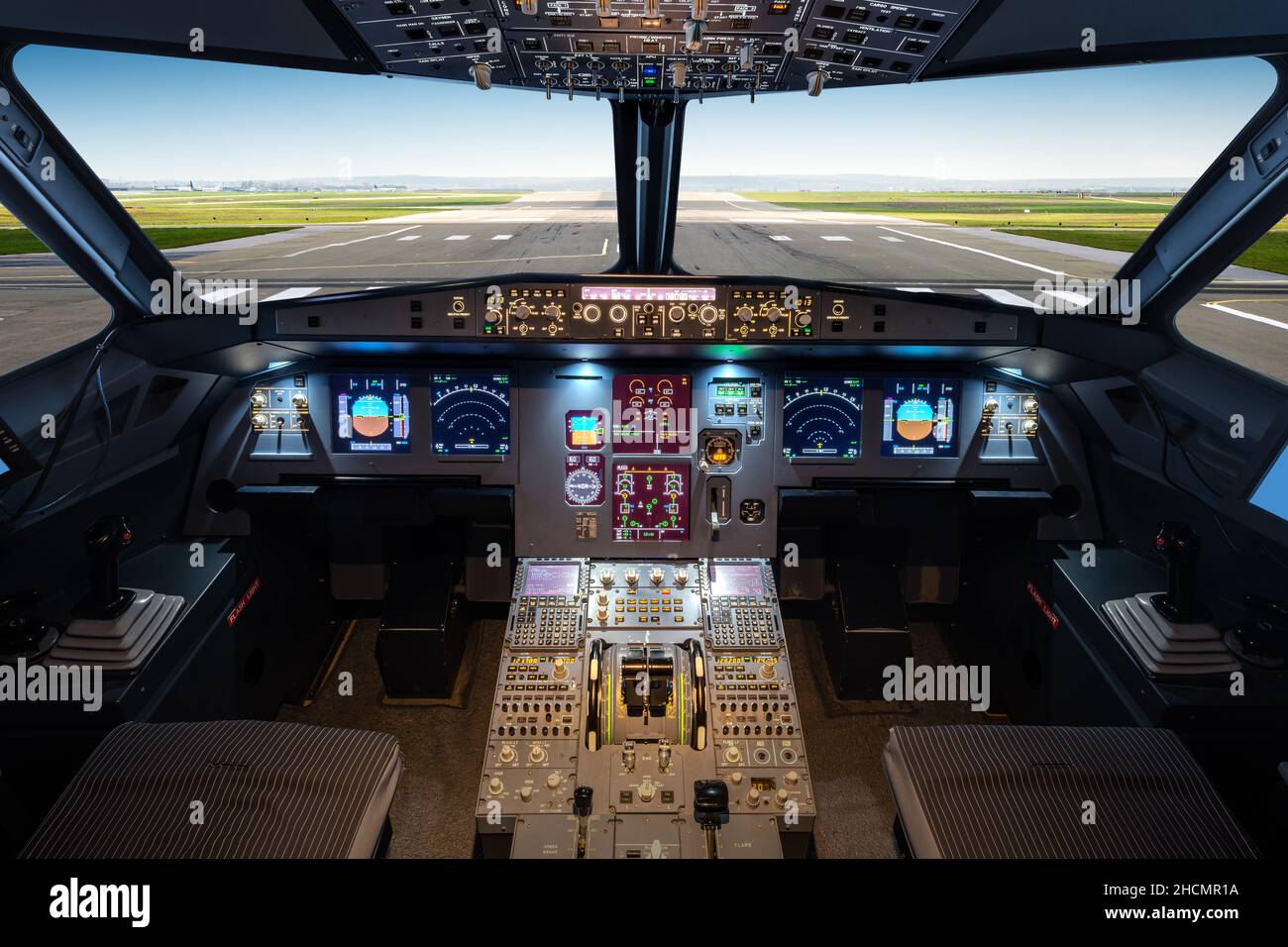 all'interno di un grande abitacolo aereo volante jet, sulla strada per il decollo Foto Stock