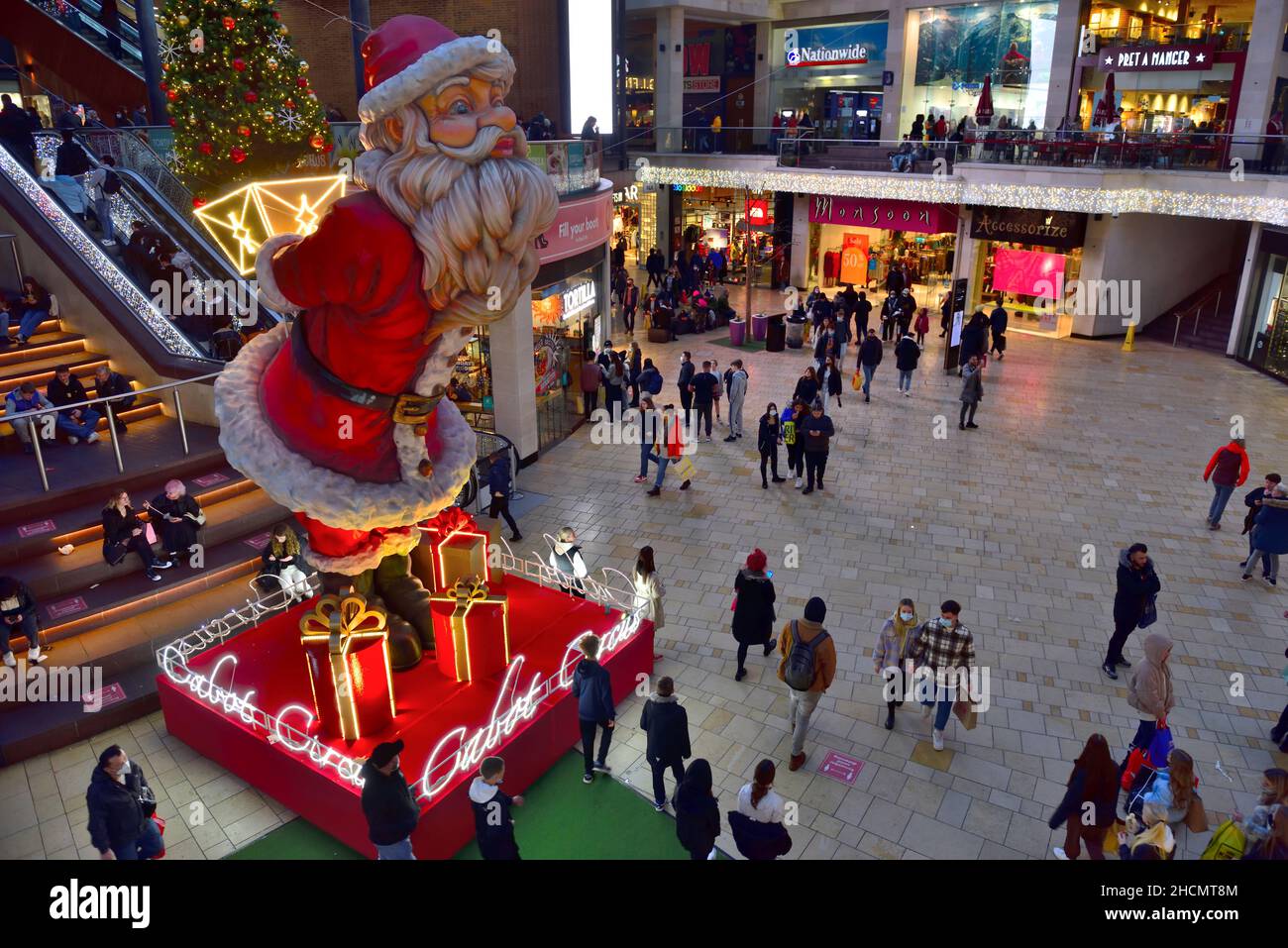 Shopping natalizio a Cabot Circus, Bristol, Regno Unito, affollato ma non affollato Foto Stock