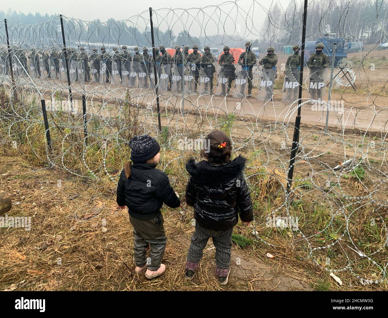 (211230) -- PECHINO, 30 dicembre 2021 (Xinhua) -- i bambini sono visti in un campo profughi vicino al confine bielorusso-polacco in Bielorussia, 14 novembre 2021. I primi 10 eventi mondiali di notizie di Xinhua nel 2021 le relazioni Russia-Occidente peggiorano di nuovo in mezzo a profonde rivolte Mosca ha sospeso l'operazione della Missione permanente russa presso l'Organizzazione del Trattato Nord Atlantico (NATO) da novembre 1 in rappresaglia contro l'espulsione dell'alleanza dei diplomatici russi. Da quando gli Stati Uniti si sono da tempo attenuti alla mentalità della Guerra fredda e si sono inghiantiti con i loro alleati per premere Mosca, la Russia si è scontrata con Washington e s. Foto Stock