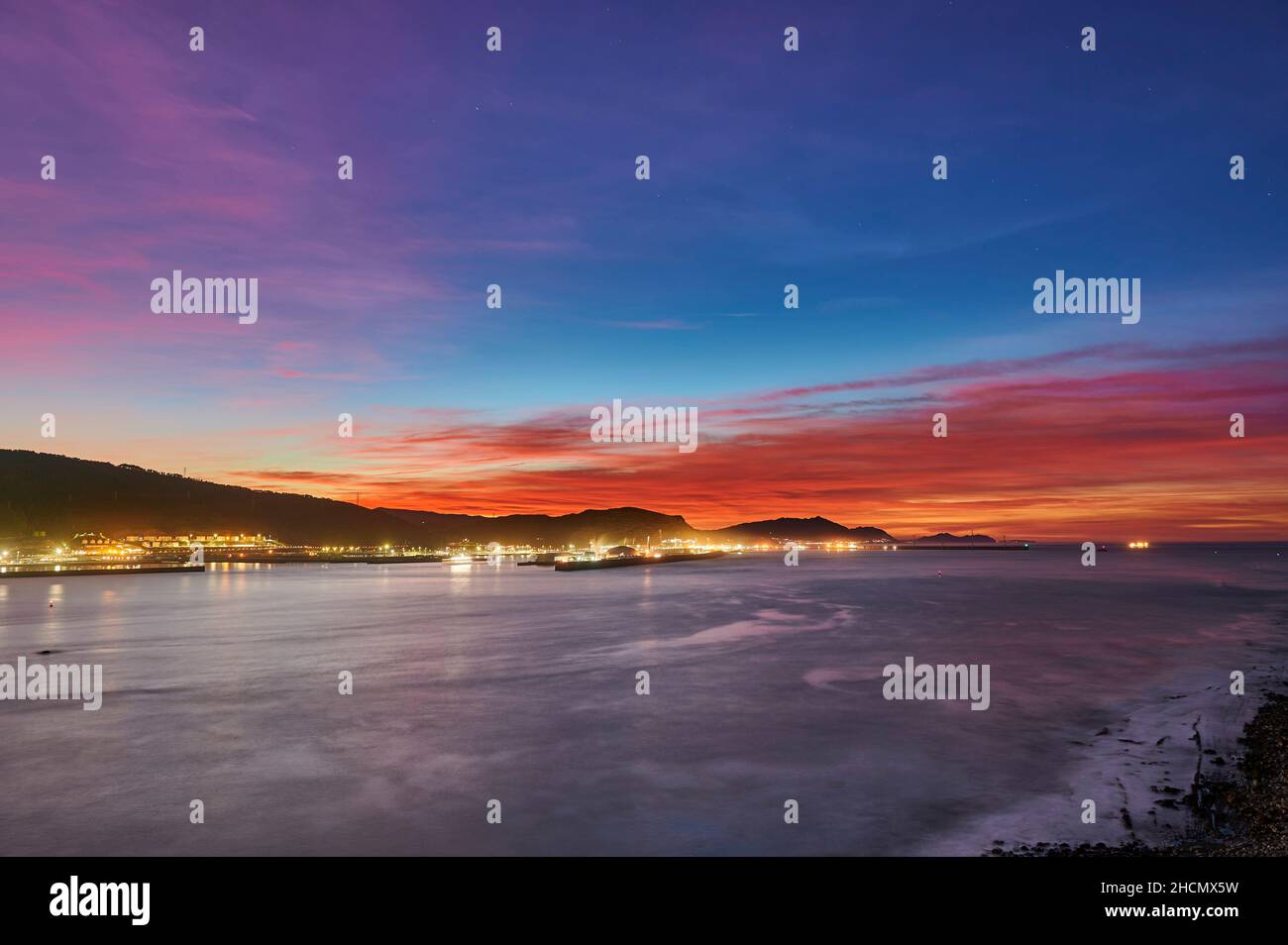 Vista del porto di Bilbao da la Galea al tramonto Foto Stock
