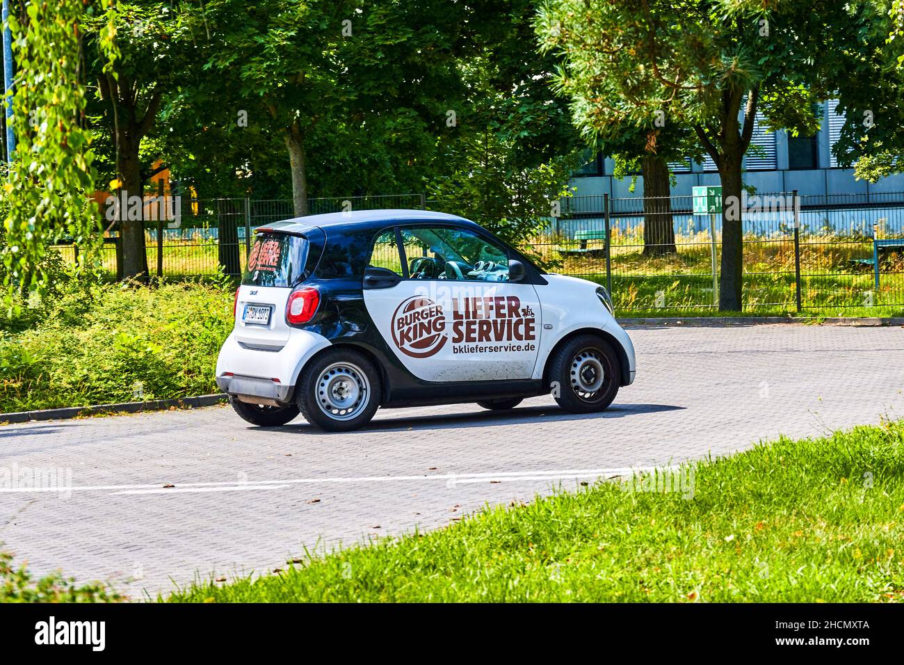 Berlino, Germania - 6 agosto 2021: Auto con logo di una catena di fast food per il servizio di consegna. Foto Stock