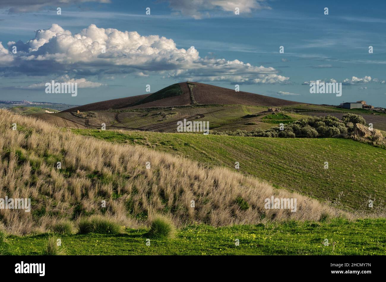 colore invernale del paesaggio rurale in sicilia paesaggio nuvoloso e agricoltura collinare Foto Stock