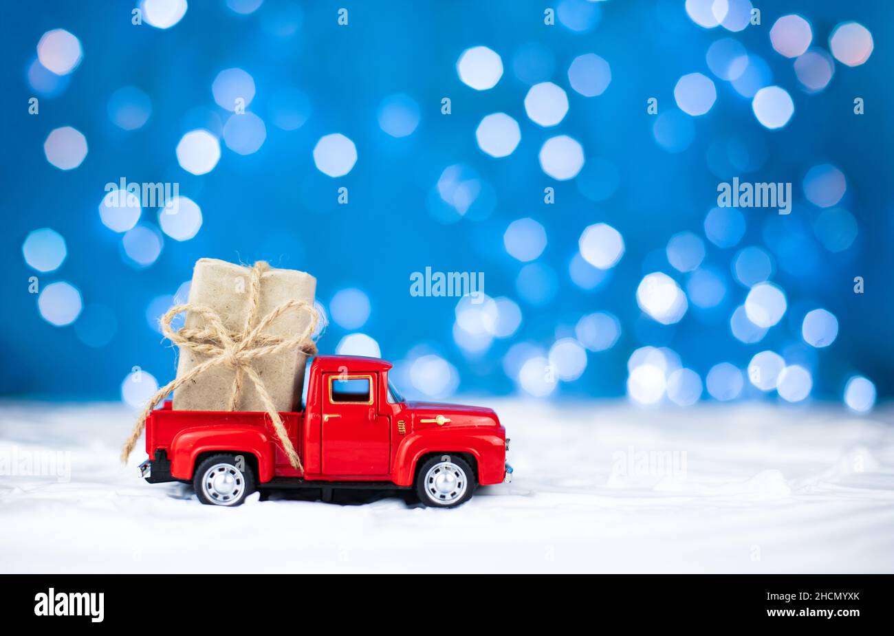 Concetto di consegna a domicilio. Consegna di regali in inverno per Natale e Capodanno. Vendite, shopping, merchandising. Foto di alta qualità Foto Stock