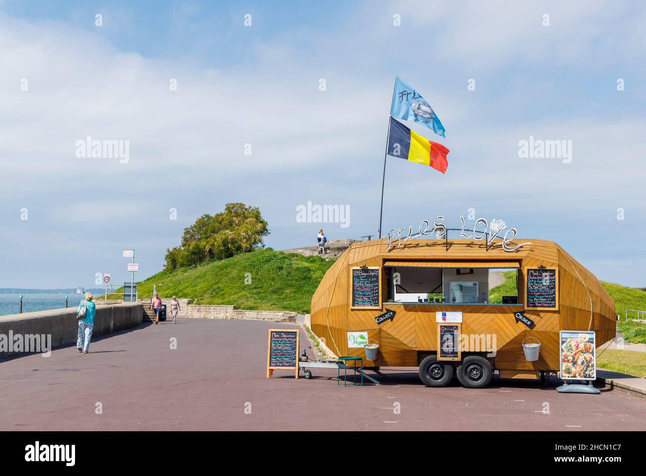 Snack van 'Fries Love' sul lungomare che porta da Southsea a Portsmouth, Hampshire, costa sud Inghilterra in una giornata di sole Foto Stock