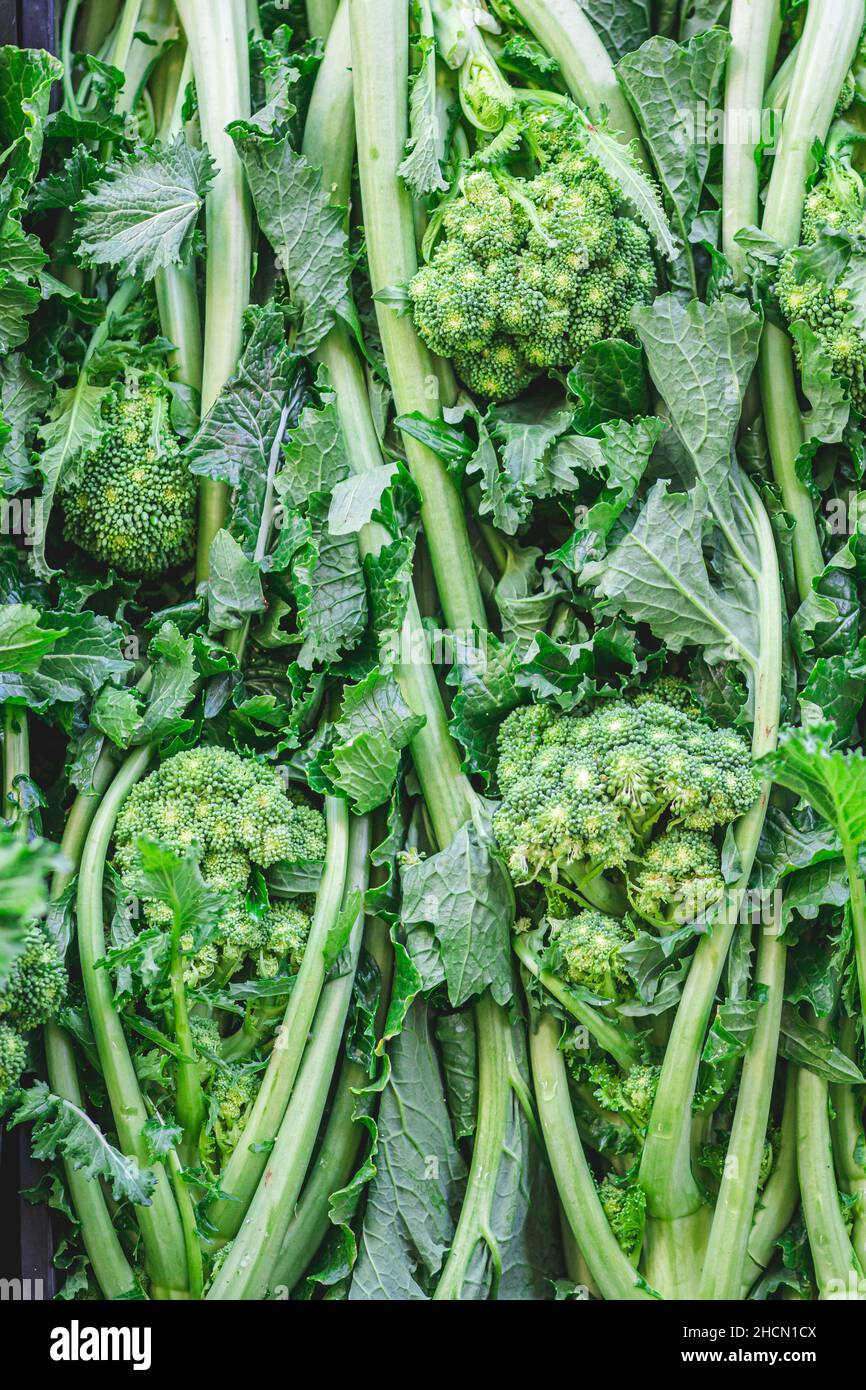 Cime di rapa, rapini o broccoli di rabbia in un mercato alimentare di strada, verdure croceferiche verdi, verdure, cucina mediterranea, Puglia, Italia, verticale Foto Stock