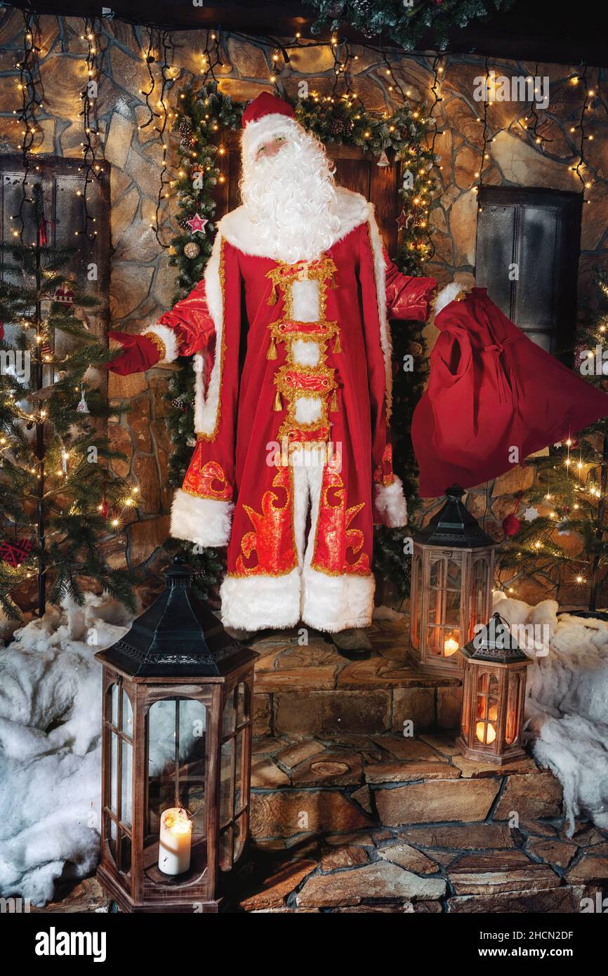 Ded Moroz (Padre Frost) - personaggio tradizionale di Natale con regali che rimangono il portico Foto Stock