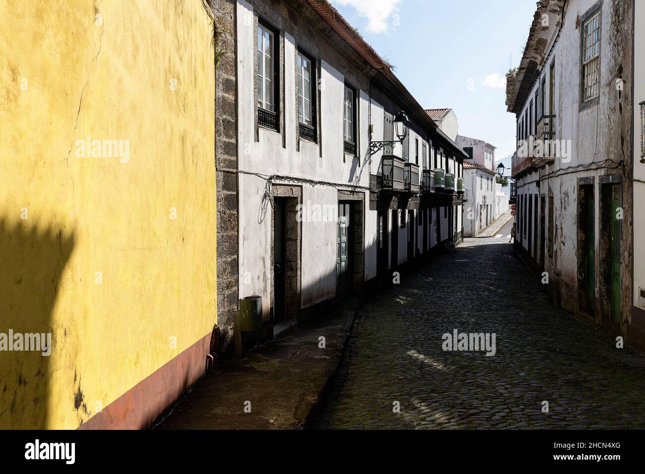 Tradizionali case bianche e nere in stradine acciottolate nella città di Horta, Faial, Azzorre, Portogallo Foto Stock