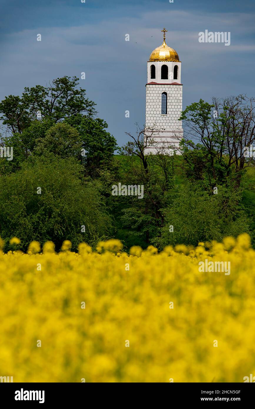 Cupola dorata di una chiesa ortodossa, croce sulla cima Foto Stock