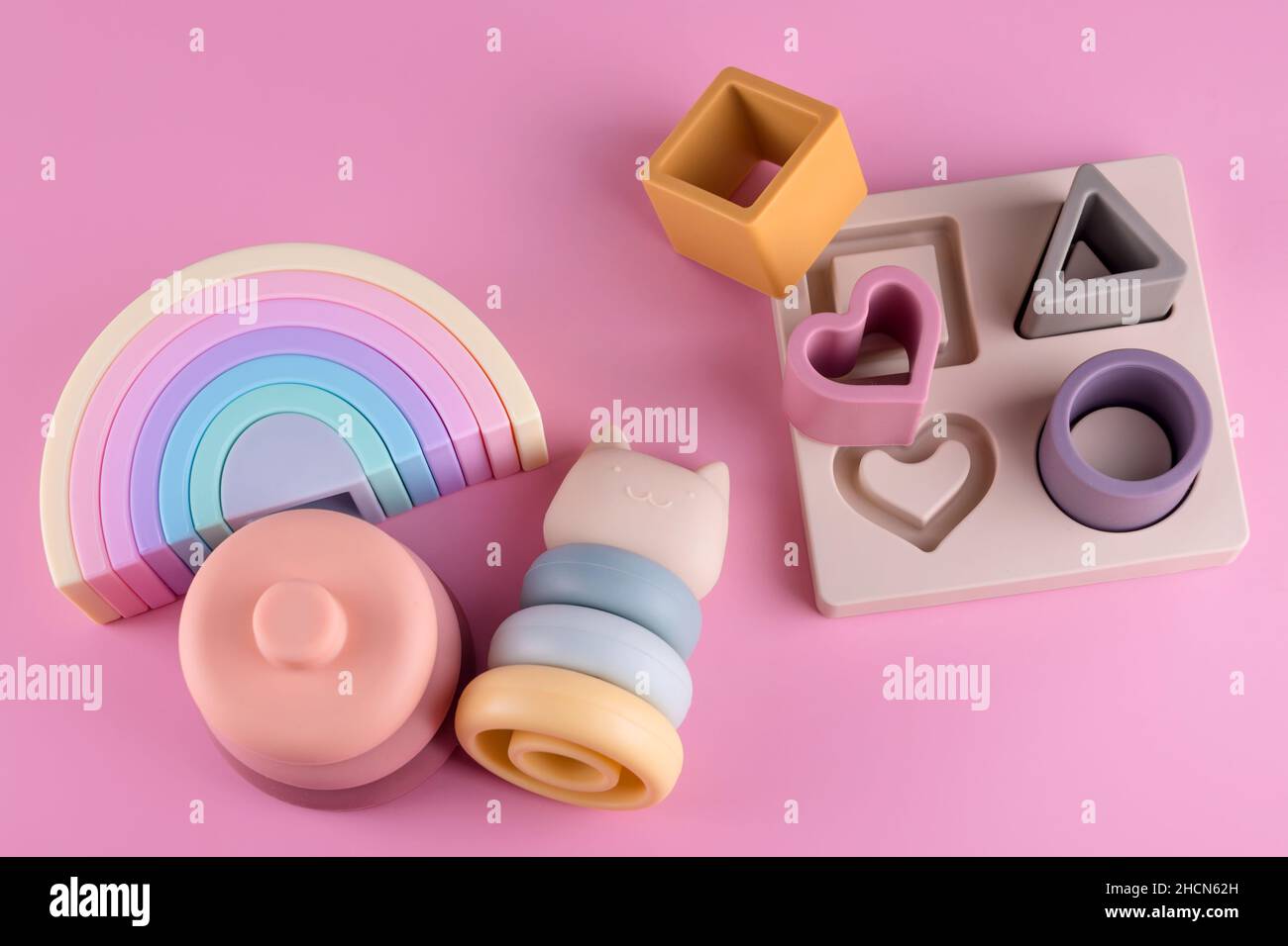 Baby Soft Nesting smistamento e impilamento giocattolo per disposizione per colore e forma geometrica. La dentizione in silicone blocca gli sviluppatori di apprendimento per il riconoscimento delle forme Foto Stock