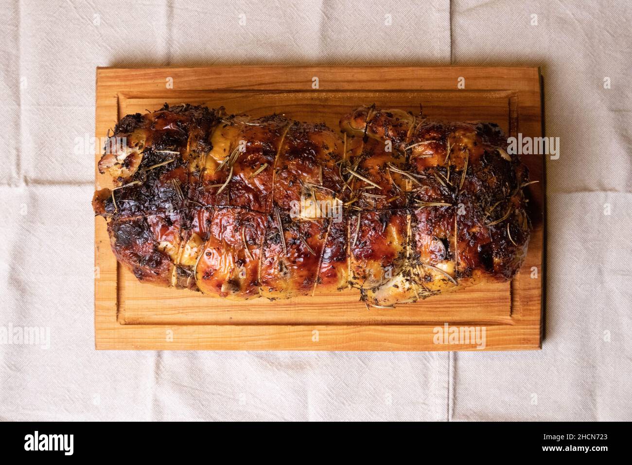 Faraone al forno farcito con chorizo e maiale. Foto di alta qualità Foto Stock