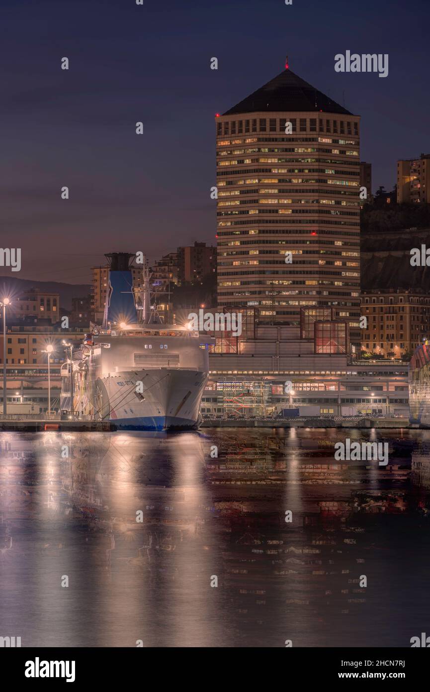 Porto di Genova di notte, paesaggio meraviglioso, bellezza e riflessi Foto Stock