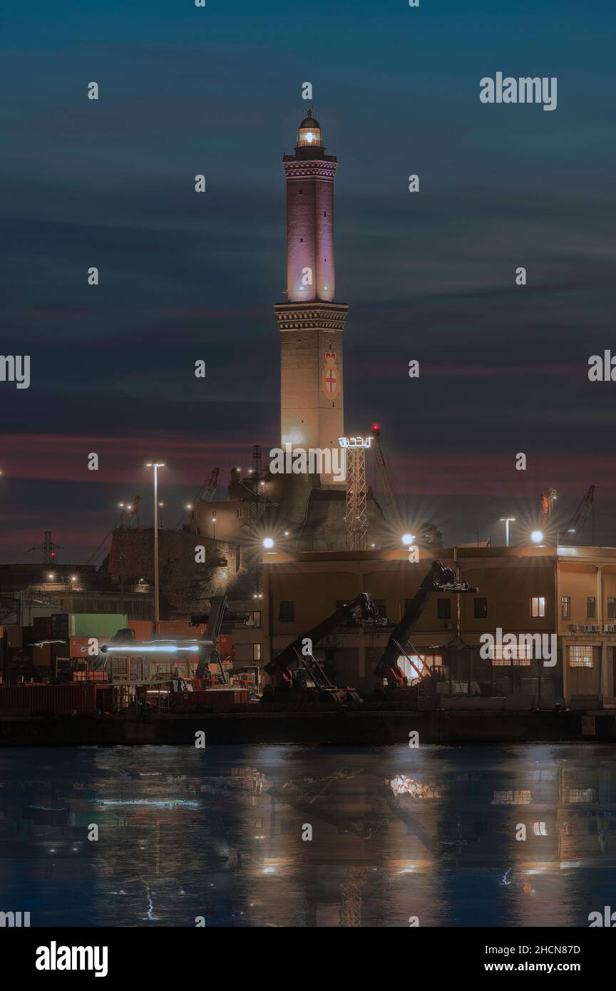 Porto di Genova di notte, paesaggio meraviglioso, bellezza e riflessi Foto Stock