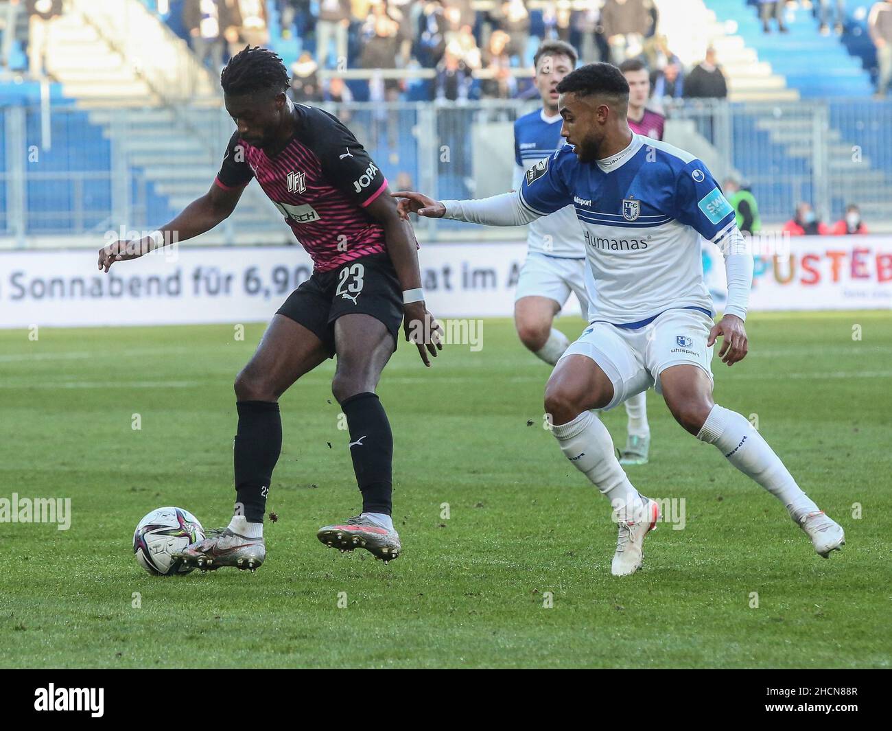 Duel Haktab Omar Traore VfL Osnabrück con Leon Bell Bell 1.FC Magdeburg Soccer 3rd League 19th Giornata Stagione 2021-2022 1. FC Magdeburg vs. VFL osna Foto Stock