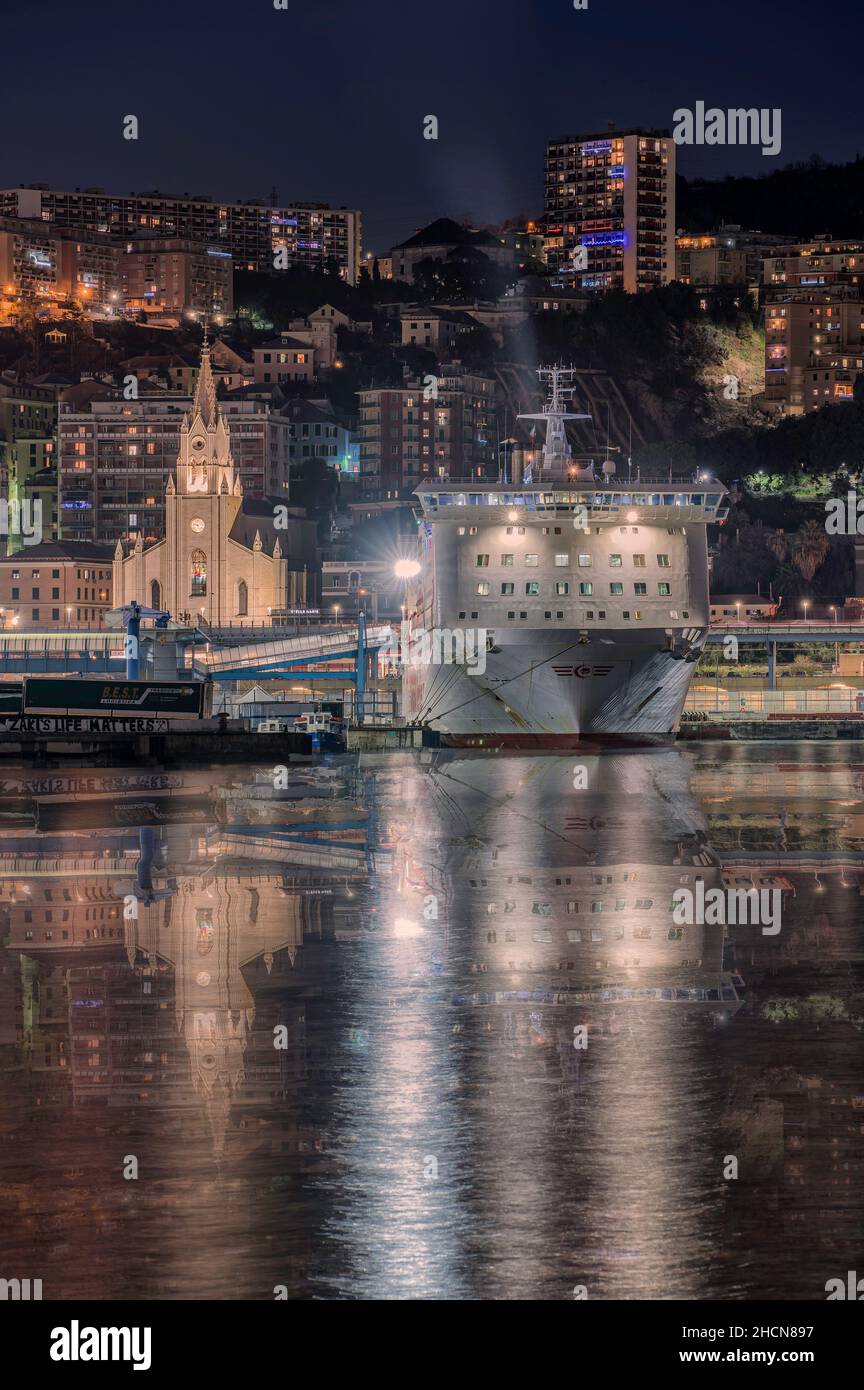 Porto di Genova di notte, paesaggio meraviglioso, bellezza e riflessi Foto Stock