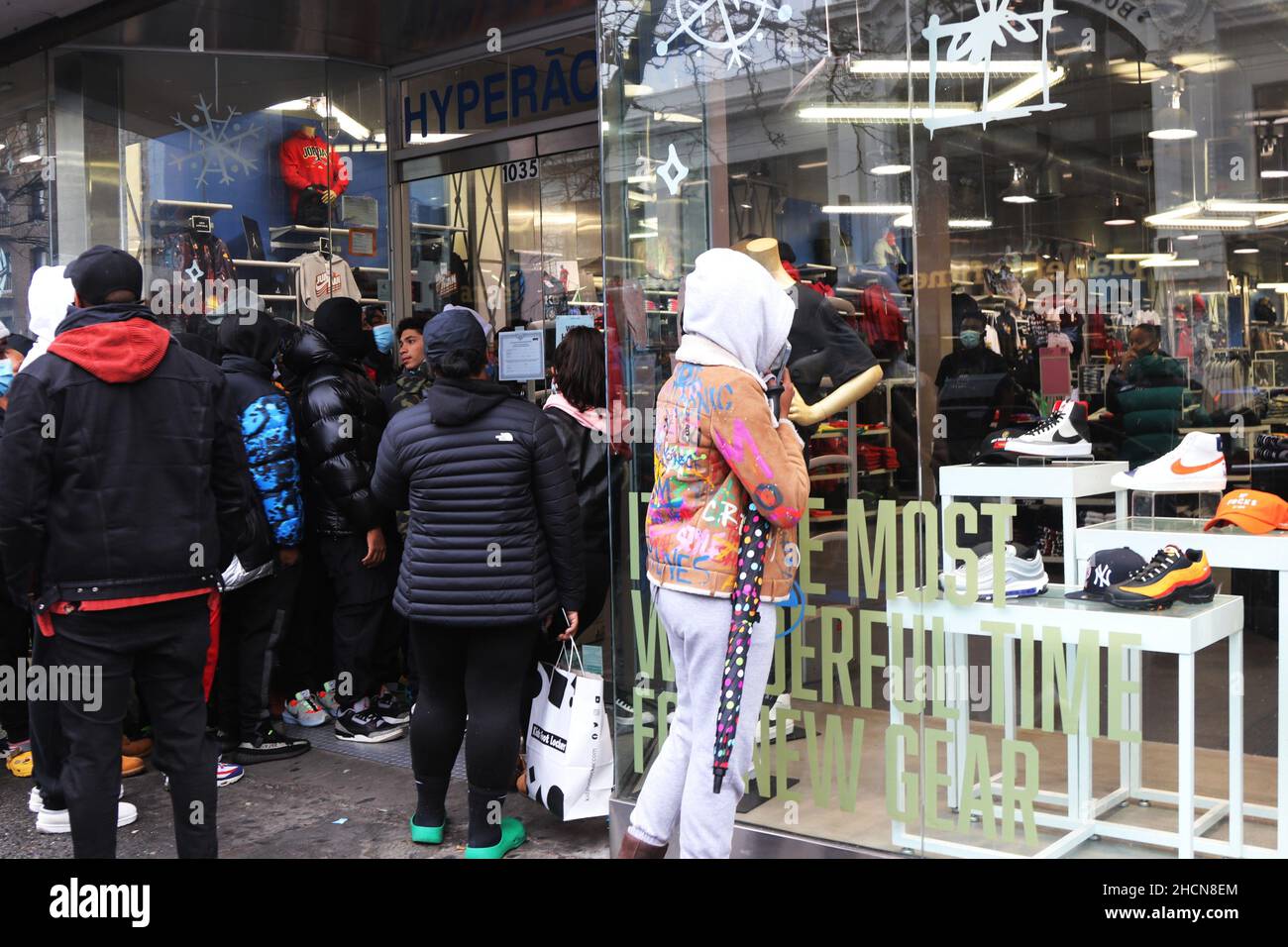 Lunghe code per i nuovi sneakers Michael Jordan nel Bronx, New York, NY USA Foto Stock