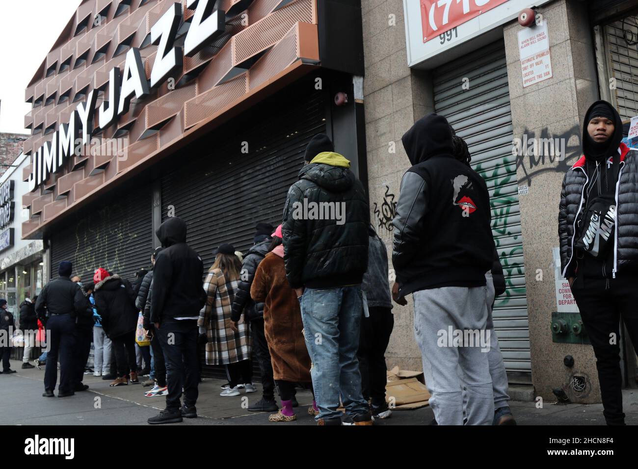 Lunghe code per i nuovi sneakers Michael Jordan nel Bronx, New York, NY USA Foto Stock