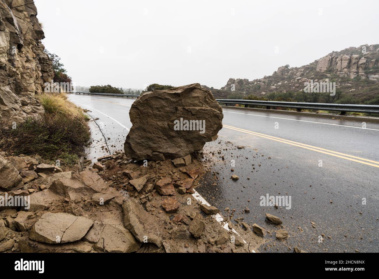 Rock da pioggia tempesta frana che blocca corsia di traffico su Santa Susana Pass Road a Los Angeles, California. Foto Stock