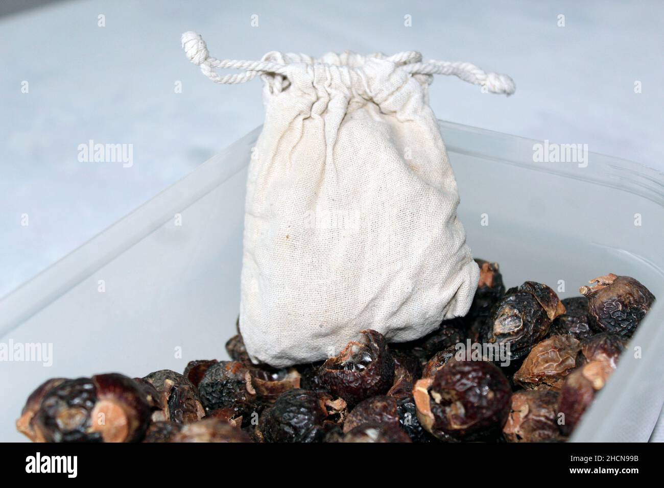 Sapindus mukorossi o soapberry indiano. Molti saponi e sacco di cotone pronti per essere utilizzati ecologicamente in lavatrice Foto Stock