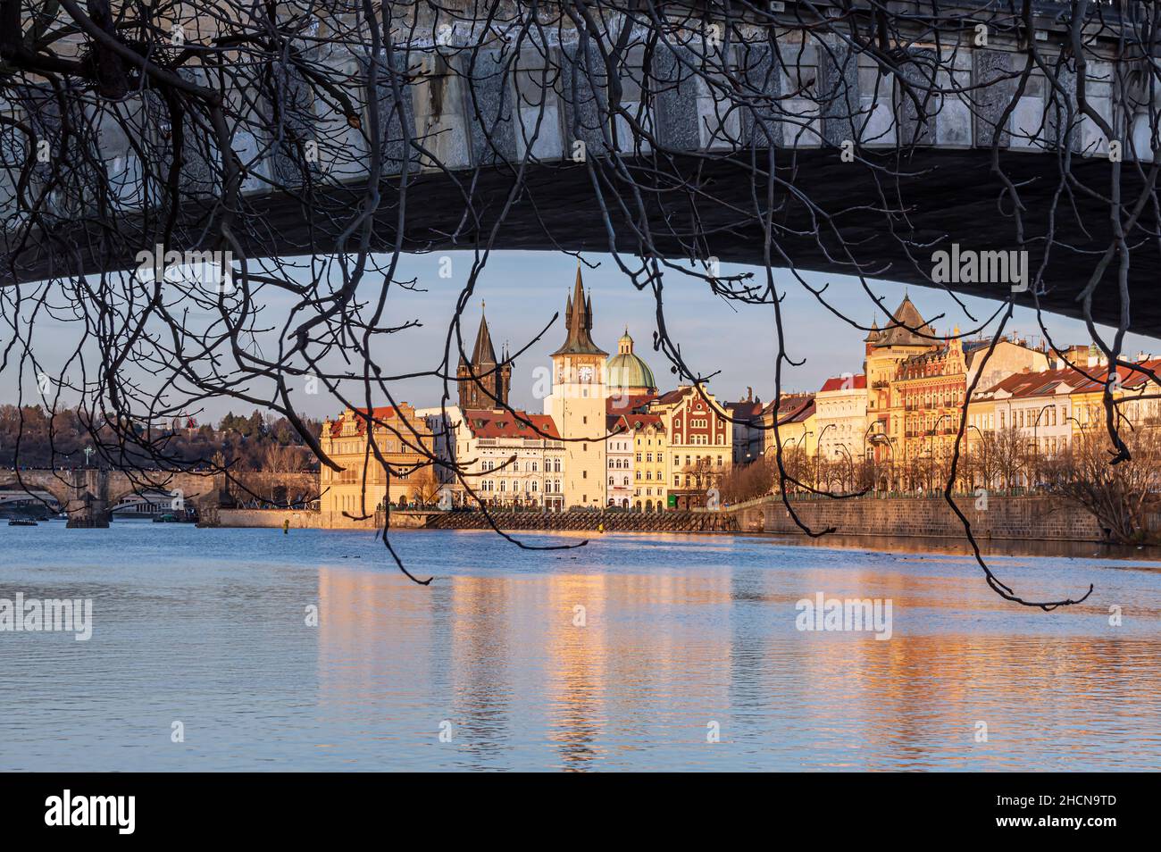 Vista della torre d'acqua della città vecchia sotto il ponte Legion Foto Stock