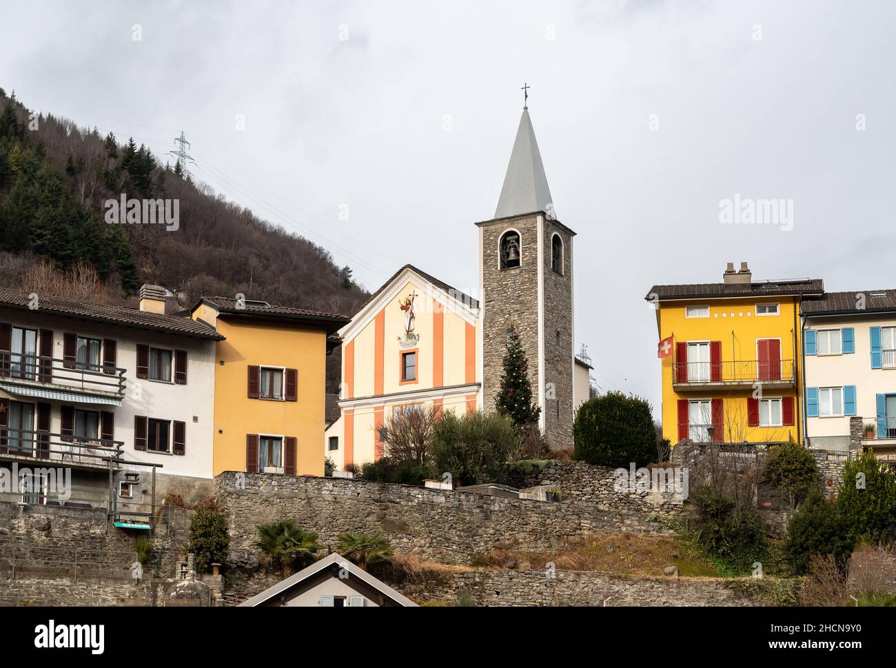 Chiesa cattolica dei Santi Rocco e Sebastiano a Gorduno, distretto di Bellinzona nel Cantone Ticino in Svizzera. Foto Stock