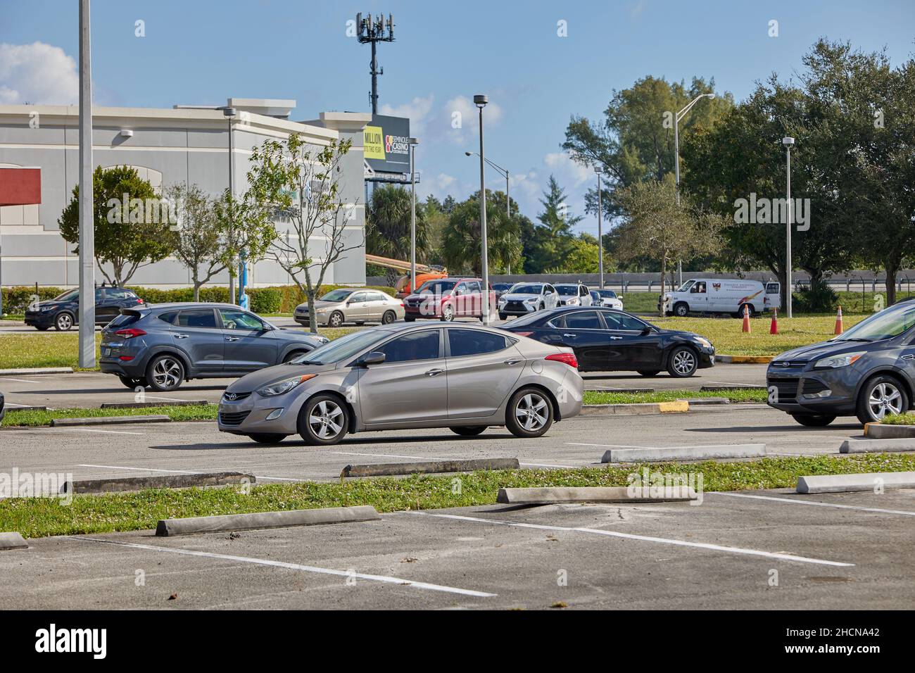 Coconut Creek, Florida, Stati Uniti. 30th dic. 2021. Broward County inizia a distribuire ai residenti la fornitura di kit rapidi COVID-19 a domicilio, a partire da oggi 30th dicembre 2021. È richiesta la prova della residenza della contea di Broward e due kit per famiglia. Credit: Yaroslav Sabitov/YES Market Media/Alamy Live News Foto Stock