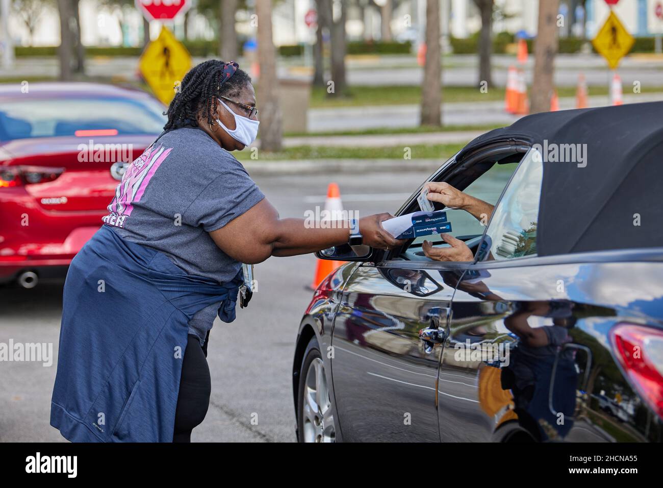 Coconut Creek, Florida, Stati Uniti. 30th dic. 2021. Broward County inizia a distribuire ai residenti la fornitura di kit rapidi COVID-19 a domicilio, a partire da oggi 30th dicembre 2021. È richiesta la prova della residenza della contea di Broward e due kit per famiglia. Credit: Yaroslav Sabitov/YES Market Media/Alamy Live News Foto Stock