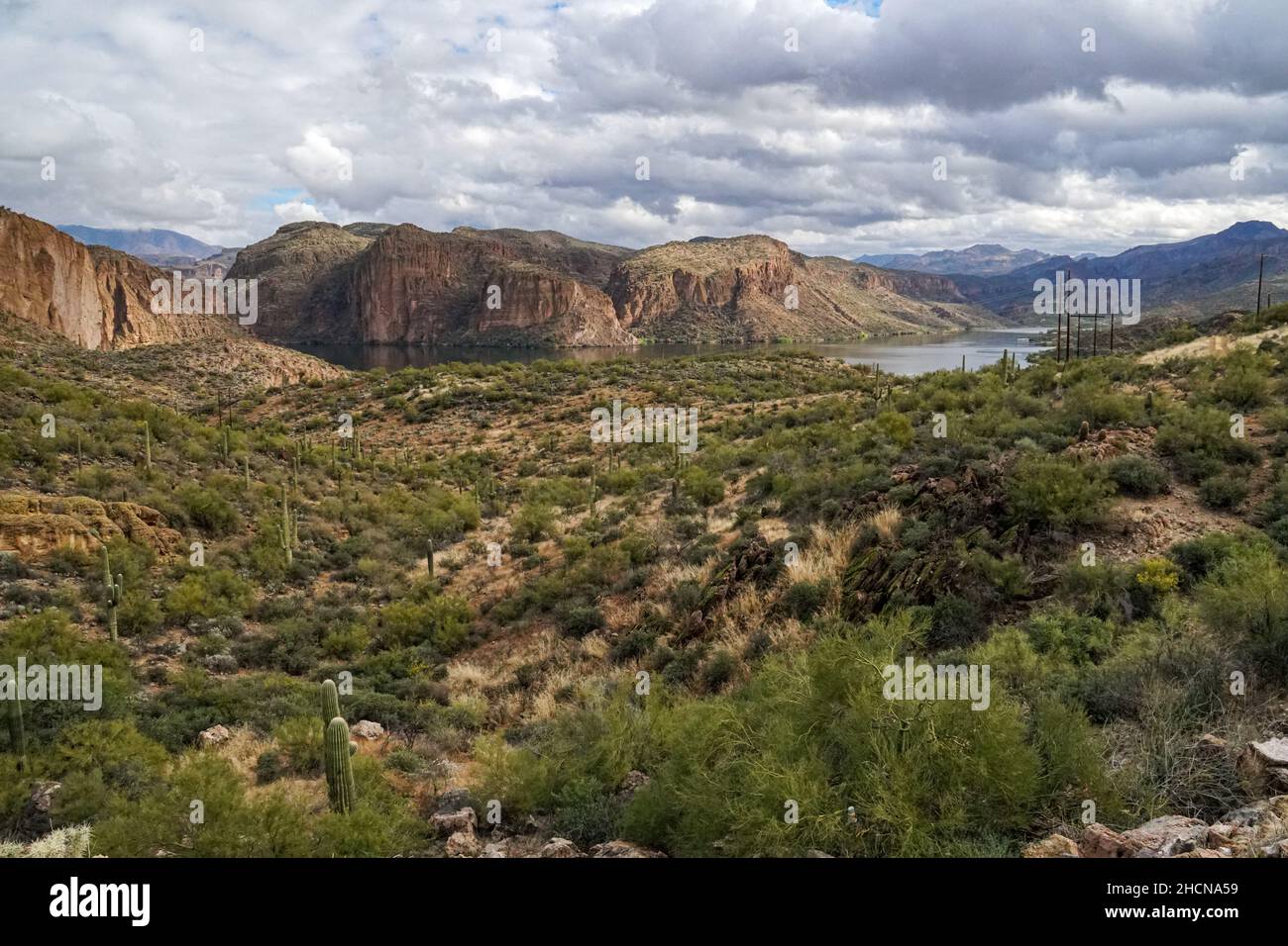 Le splendide viste e i paesaggi intorno al lago Canyon vicino a Phoenix, Arizona, sono impareggiabili Foto Stock