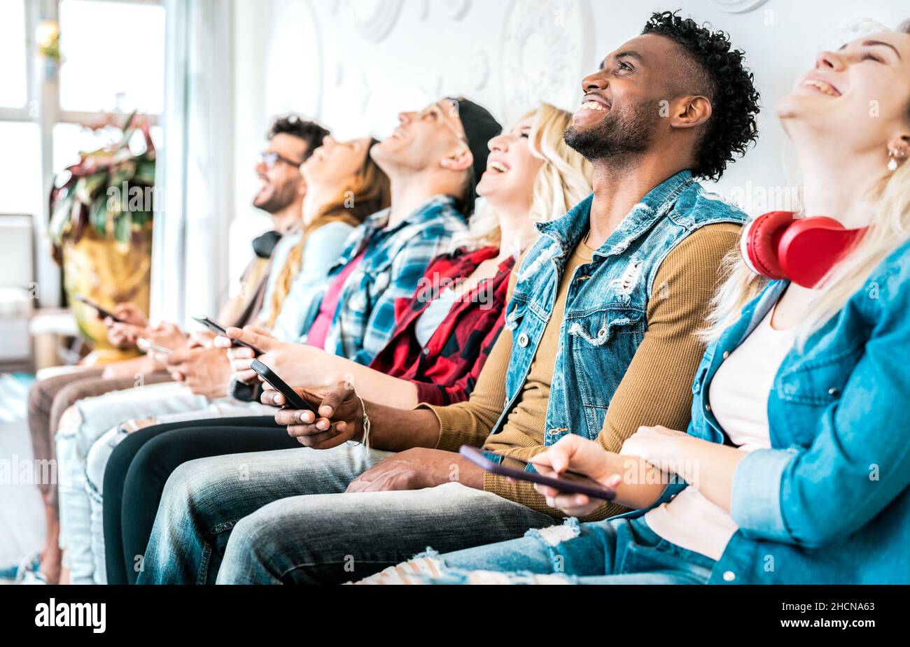 Amici multirazziali gruppi che condividono contenuti video su smartphone - persone che utilizzano lo smartphone mobile per influenzare la tendenza di marketing sulle reti sociali Foto Stock