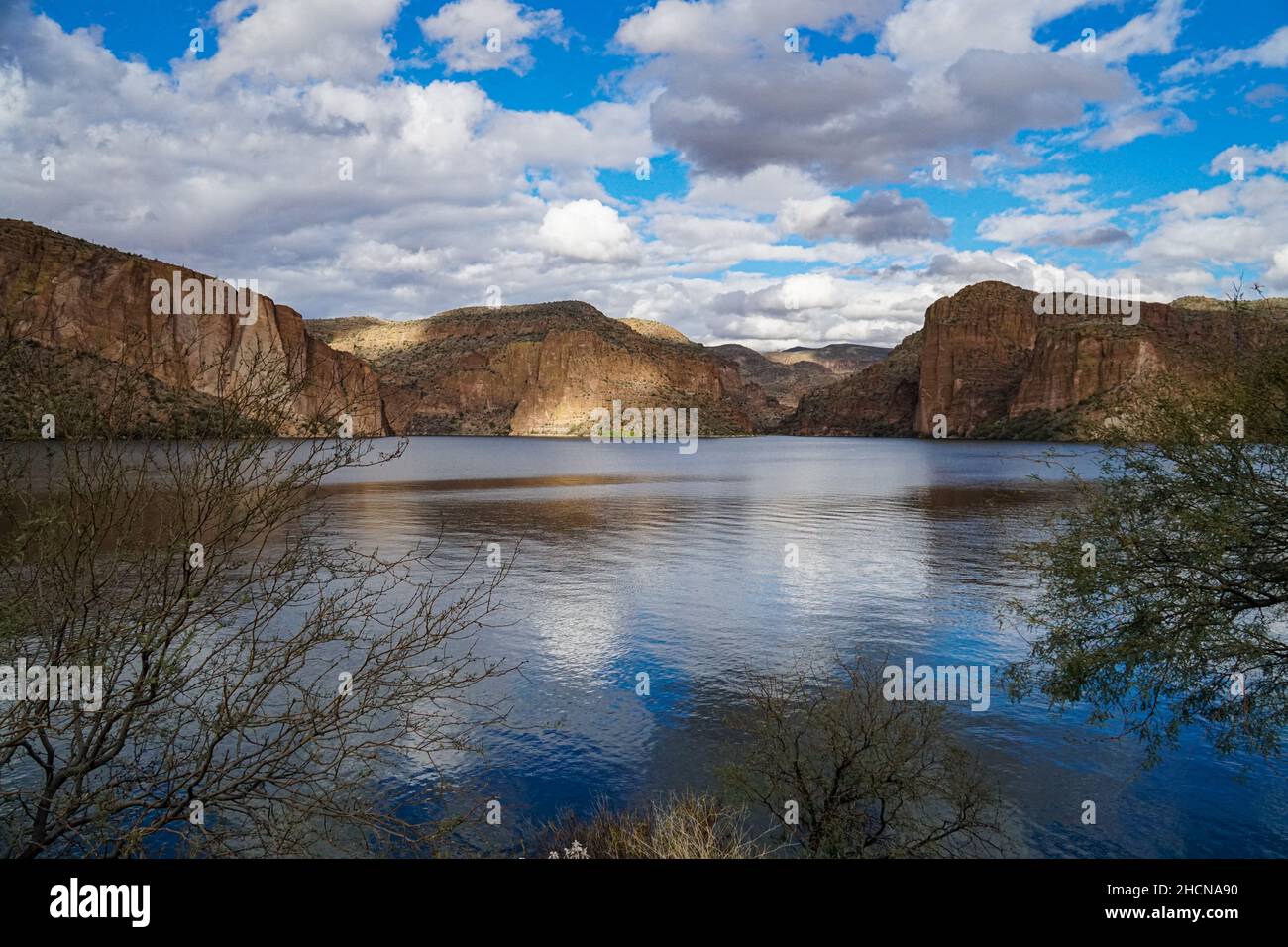 Le splendide viste e i paesaggi intorno al lago Canyon vicino a Phoenix, Arizona, sono impareggiabili Foto Stock